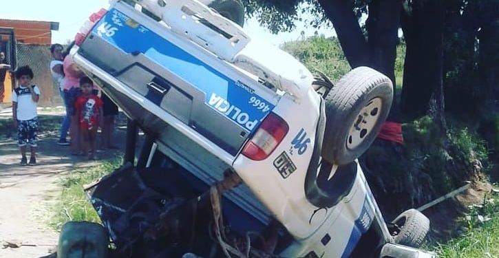Impactante vuelco de un móvil policial en Ruta 11: sus ocupantes resultaron heridos