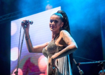 La primera cantante trans de cumbia nació en Barrancas y triunfa en el país