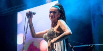 La primera cantante trans de cumbia nació en Barrancas y triunfa en el país