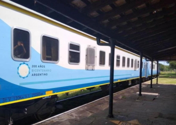 El tren de pasajeros se detuvo en Serodino y fue admirado por vecinos