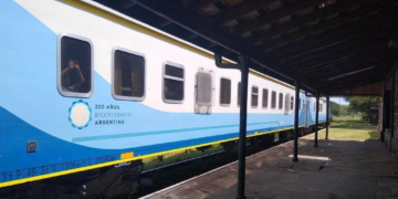 El tren de pasajeros se detuvo en Serodino y fue admirado por vecinos