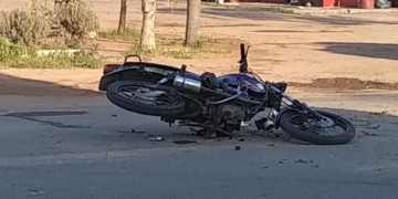 Un joven murió al impactar en su moto contra una camioneta en Ruta 11