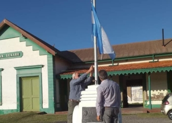 Vecinos de San Genaro donaron un bandera y la izaron junto al intendente