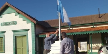 Vecinos de San Genaro donaron un bandera y la izaron junto al intendente
