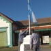 Vecinos de San Genaro donaron un bandera y la izaron junto al intendente