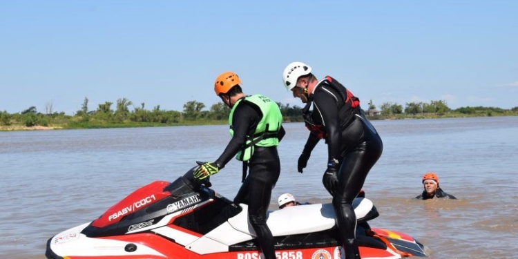 Exitoso curso acuático para bomberos de la región en Oliveros y Gaboto