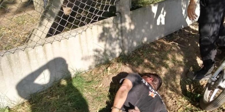 Insólito: fue detenido mientras intentaba robar el tejido de un camping