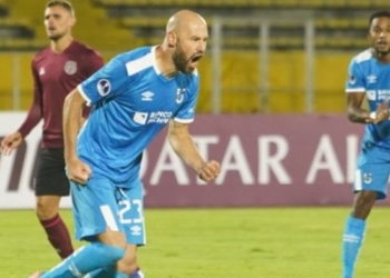 El macielense Tevez marcó su primer gol por Copa Sudamericana, pero no alcanzó