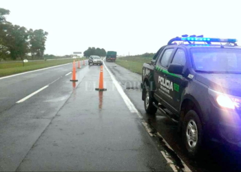 Monje: un camión perdió sus ruedas duales en autopista y volcó su carga