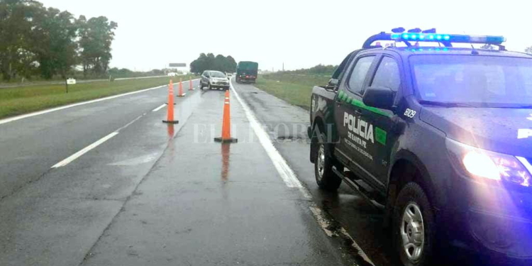 Monje: un camión perdió sus ruedas duales en autopista y volcó su carga