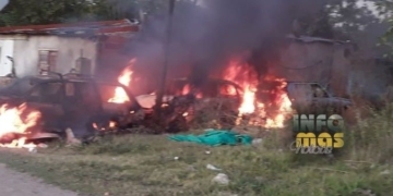 Tres autos ardieron en llamas en Andino