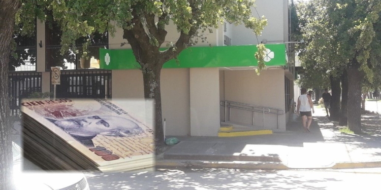 Una empleada comunal de Maciel encontró un fajo de billetes, buscó a su dueño y lo devolvió