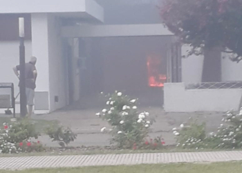 Barrancas: dos autos ardieron en llamas dentro de una vivienda