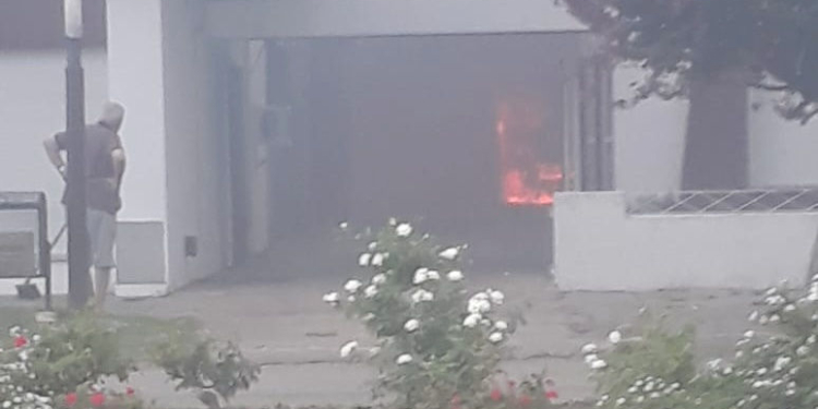 Barrancas: dos autos ardieron en llamas dentro de una vivienda