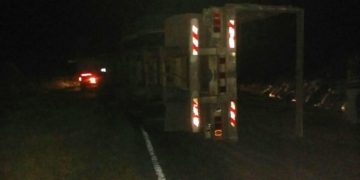Un camión volcó sobre autopista en Maciel y perdió parte de su carga