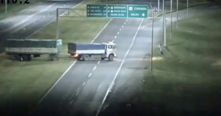 Peligrosa maniobra de un camionero en autopista fue filmada y sancionada