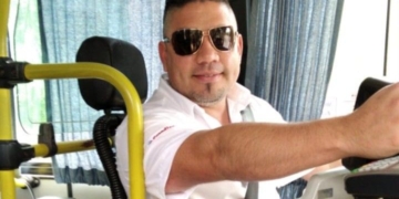 Chofer de la empresa Serodino fue reconocido tras devolver el celular a una mujer