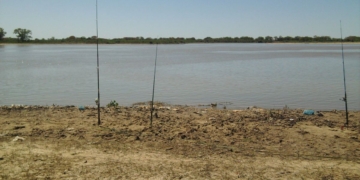 Amenazó de muerte a tres pescadores, se arrojó al río y fue detenido en la isla