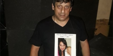 Asegura que el femicida de su hija seduce y estafa desde la cárcel de Coronda
