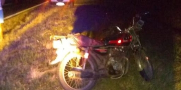Se le cruzó un gato en Ruta 11, cayó de su moto y sufrió heridas graves