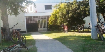 La escuela secundaria de Maciel reemplazará los guardapolvos por remeras