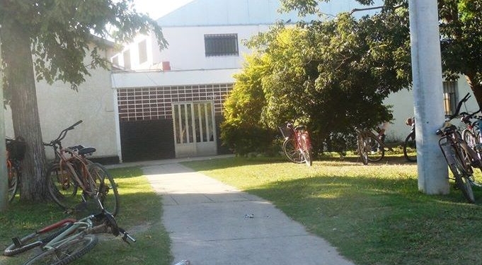 La escuela secundaria de Maciel reemplazará los guardapolvos por remeras