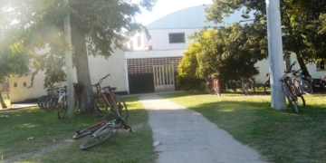 La escuela secundaria de Maciel reemplazará los guardapolvos por remeras