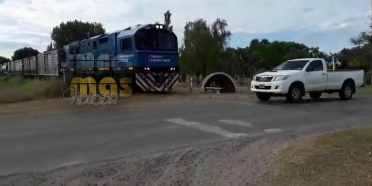 Imprudencia en las vías: una camioneta a punto de ser arrollada en Andino