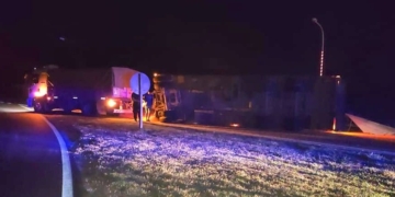 Un camión volcó en Ruta 80 y desparramó su carga sobre la calzada