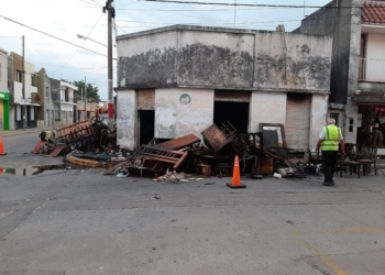 Voraz incendio destruyó una vivienda y su dueño fue rescatado