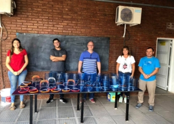 Profesores de una escuela de San Genaro hicieron y donaron mascarillas