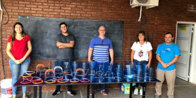 Profesores de una escuela de San Genaro hicieron y donaron mascarillas