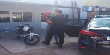 Manejaba una moto robada por Ruta 11 y fue detenido