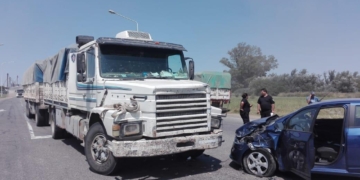 San Genaro: tres heridos en un choque entre un auto y dos camiones