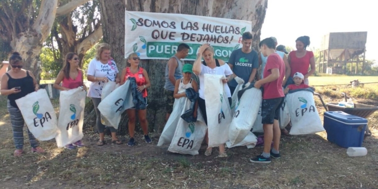 Realizaron la primera jornada de limpieza en Puerto Aragón y seguirán en las islas