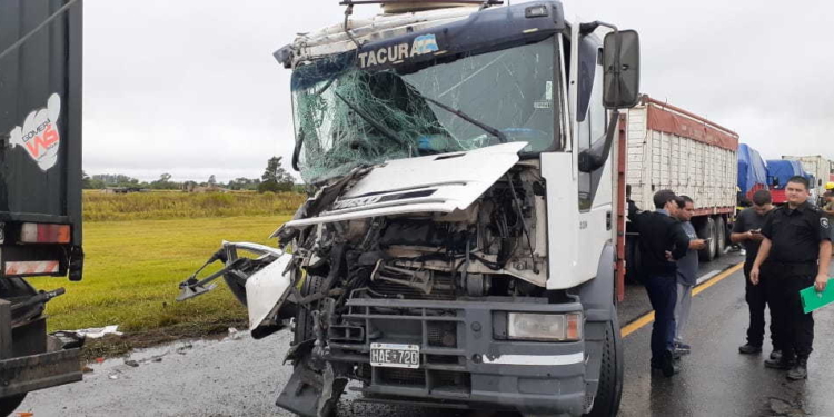 Impactante choque entre tres camiones sobre Ruta 34