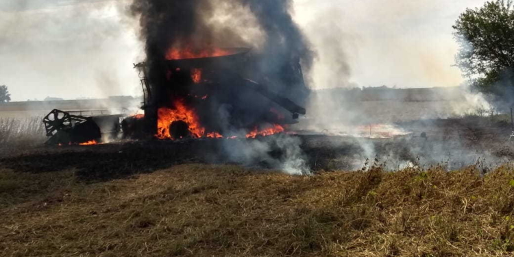 Impactante incendio de una cosechadora en un campo de la región