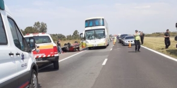 Un auto volcó al chocar con un colectivo en autopista: un herido fue trasladado en helicóptero