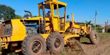 Andino puso a punto la motoniveladora y ya trabaja en los distintos barrios