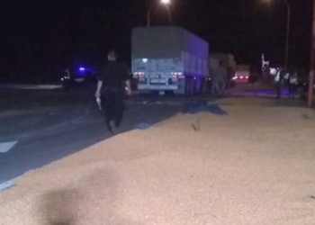 Totoras: dos camiones chocaron en el cruce de rutas y uno perdió su carga