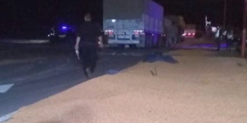 Totoras: dos camiones chocaron en el cruce de rutas y uno perdió su carga