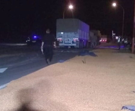 Totoras: dos camiones chocaron en el cruce de rutas y uno perdió su carga