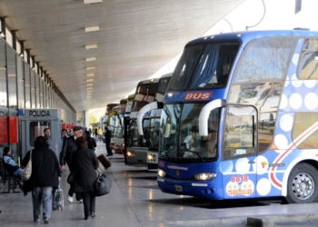 Suspenden colectivos de larga distancia y vuelos para el finde largo