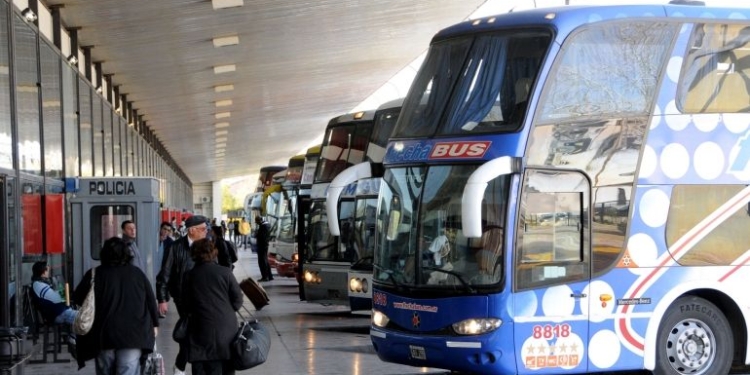 Suspenden colectivos de larga distancia y vuelos para el finde largo
