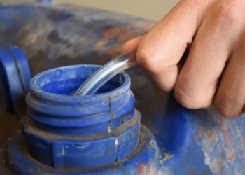 Fue atrapado mientras intentaba robar gasoil de un camión