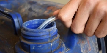 Fue atrapado mientras intentaba robar gasoil de un camión