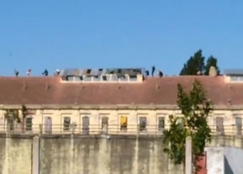 Tensión en la cárcel de Coronda con tiros, gritos y presos en los techos