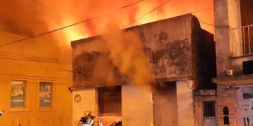 Voraz incendio destruyó una vivienda y su dueño fue rescatado