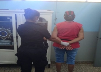 Una mujer insultó a la policía mientras realizaba ejercicios en la vía pública