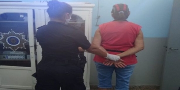 Una mujer insultó a la policía mientras realizaba ejercicios en la vía pública